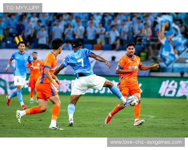 深圳新鹏城的边路推进令比赛节奏加速